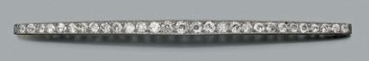null Broche barrette en or gris 750 millièmes, sertie d'une ligne de diamants ronds...