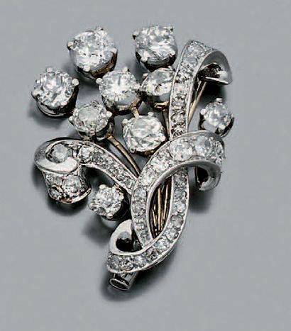 null Broche fleur en platine 850 millièmes entièrement sertie de diamants de taille...