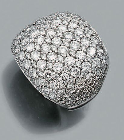 null Bague en or gris 750 millièmes ornée d'un pavage de diamants ronds de taille...