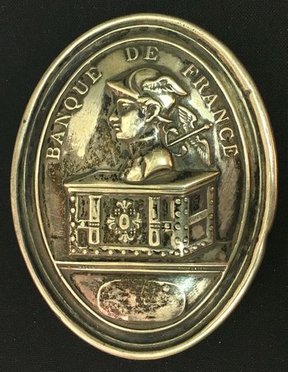 null Banque de France, plaque de brassard ovale en cuivre estampé et argenté au profil...
