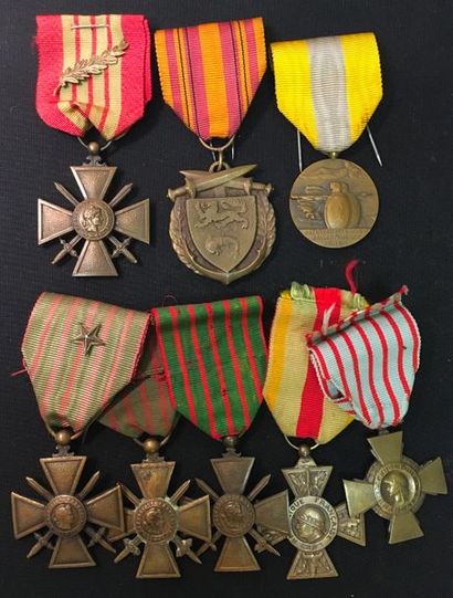 null D'un ancien de Dunkerque, lot de huit médailles en taille ordonnance avec ruban...