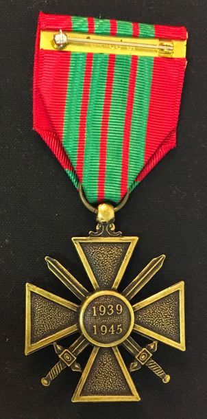 null Croix de guerre 1939-1945, fabrication américaine en bronze patiné, ruban avec...