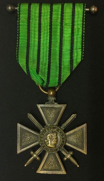 null Croix de guerre 1939-1940 en bronze patiné, revers à large listel, les chiffres...
