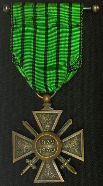 null Croix de guerre 1939-1940 en bronze patiné, revers à large listel, les chiffres...