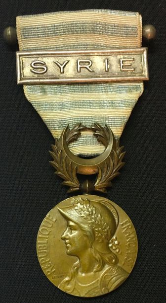 null Médaille du Levant, en bronze patiné, poinçon de la Monnaie de Paris, ruban...