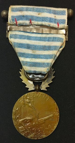 null Médaille du Levant, en bronze patiné, poinçon de la Monnaie de Paris, ruban...