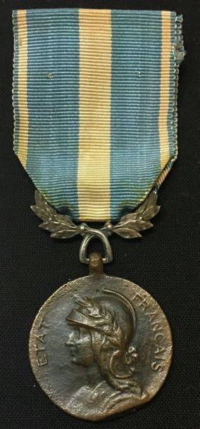 null Médaille coloniale à légende «État Français», en bronze fondu, bélière uniface...