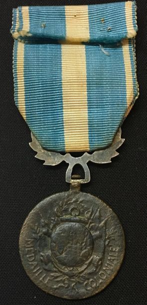 null Médaille coloniale à légende «État Français», en bronze fondu, bélière uniface...