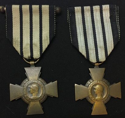 null Croix du Combattant 1939-1940, lot de deux croix en bronze patiné, poinçon de...