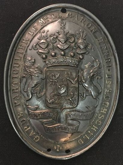null Henri de Rothschild, plaque de brassard en cuivre estampé argenté de forme ovale...