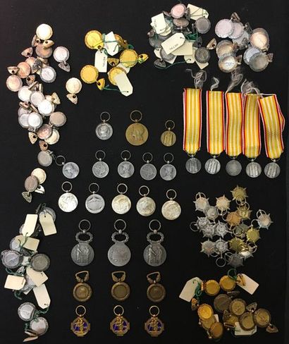 null Très important lot d'une centaine de miniatures de médailles françaises :
-...