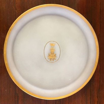 null Légion d'honneur - Monarchie de Juillet, plat rond en opaline blanche à bordure...