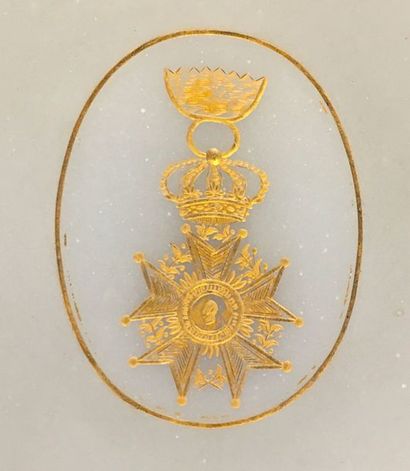 null Légion d'honneur - Monarchie de Juillet, plat rond en opaline blanche à bordure...