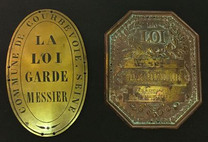 null Courbevoie, Bois le Roi, lot de deux plaques de brassard : l'une ovale en laiton...