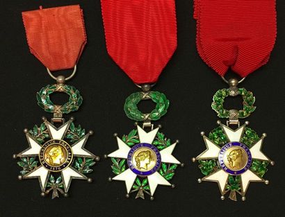 null Légion d'honneur - Les Républiques, lot de trois étoiles de chevalier, modèles...