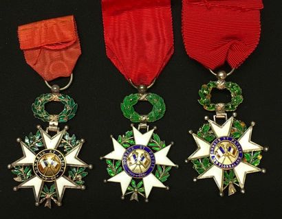 null Légion d'honneur - Les Républiques, lot de trois étoiles de chevalier, modèles...