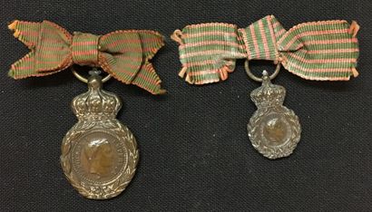null Médaille de Sainte-Hélène, lot de deux réductions en bronze patiné avec noeud...