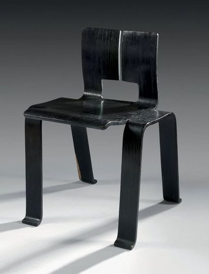 Charlotte PERRIAND (1903-1999) Chaise modèle «Ombre» en contreplaqué cintré et teinté...