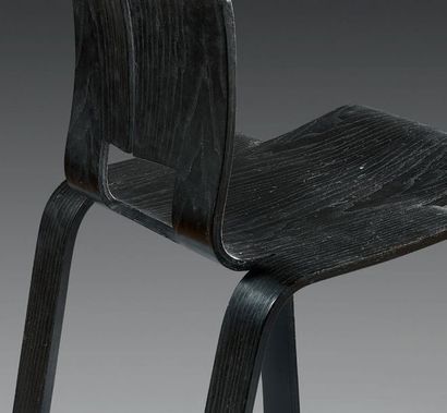 Charlotte PERRIAND (1903-1999) Chaise modèle «Ombre» en contreplaqué cintré et teinté...