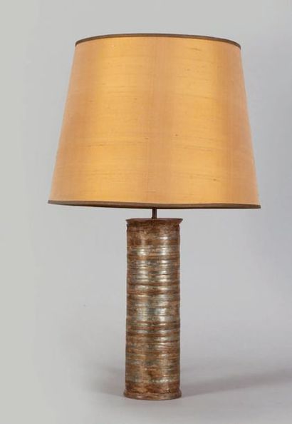 LINE VAUTRIN (1913-1997) Lampe de bureau cylindrique en talosel. Signée sous la base....