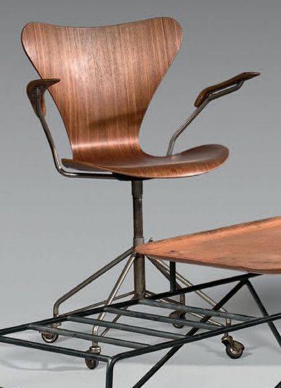 Arne JACOBSEN (1902-1971) Fauteuil de bureau modèle «3217», structure en métal, assise,...