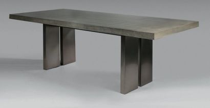 TRAVAIL MODERNE Table de salle à manger, plateau rectangulaire en laque grise reposant...