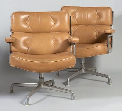 Ray (1912-1988) et Charles (1907-1978) EAMES Paire de fauteuils modèle «Lobby Chair»...