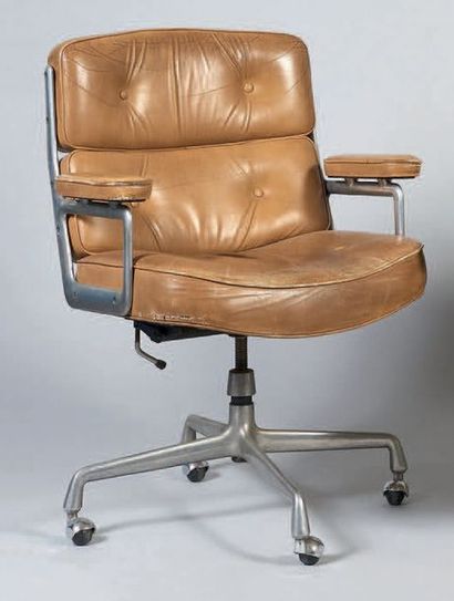 Ray (1912-1988) et Charles (1907-1978) EAMES Fauteuil modèle «Lobby Chair» directeur,...