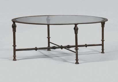 TRAVAIL MODERNE Table basse, plateau ovale en verre, piétement à entretoise en métal...