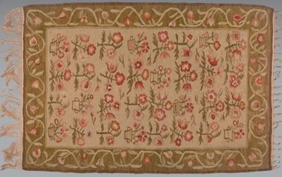 null Tapis en laine à décor floral.
Travail polonais vers 1950.
217 x 145 cm