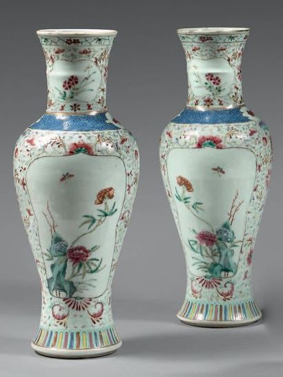 CHINE - XXe siècle Paire de vases balustres en porcelaine à col légèrement évasé...