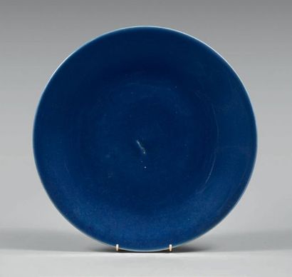 CHINE - XXe siècle Grand plat en porcelaine émaillée bleue.
(Défaut de cuisson)
Diamètre:...