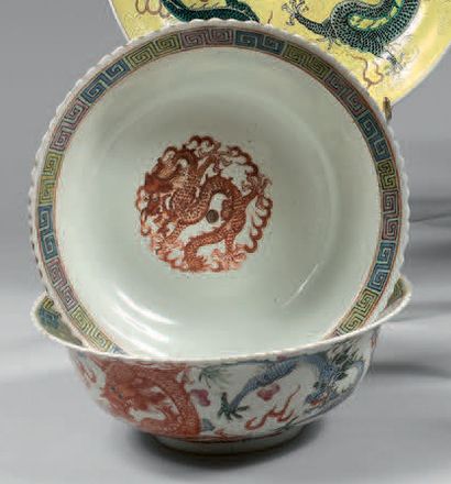 CHINE - XXe siècle Deux bols à bord évasé en porcelaine à décor en émaux polychromes...