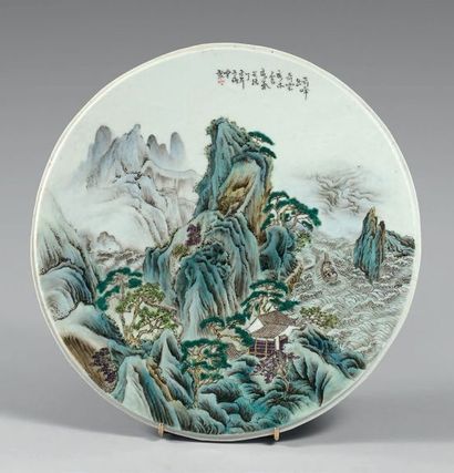 CHINE - XXe siècle Plaque ronde en porcelaine à décor en émaux polychromes de monts...