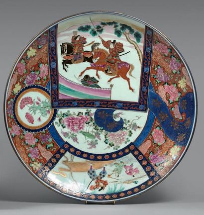 JAPON - XXe siècle Grand plat rond en porcelaine à décor en émaux polychromes et...