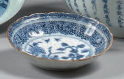 JAPON - Milieu de l'époque Edo (1603-1868) Coupelle polylobée en porcelaine bleu...