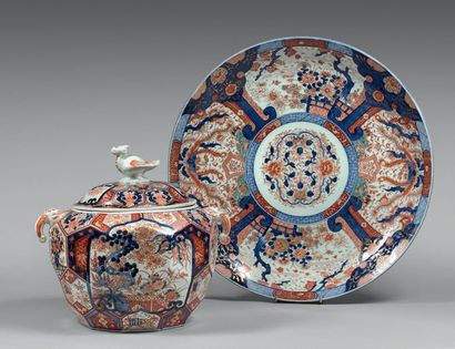JAPON, Imari - Époque MEIJI (1868-1912) Grand plat et pot couvert facetté en porcelaine...
