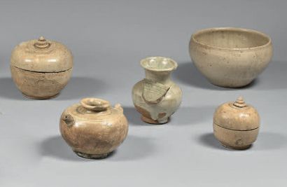 VIETNAM, Tanhoa - XIIe/XIIIe siècle Ensemble comprenant bol, pot, boîte, vase et...