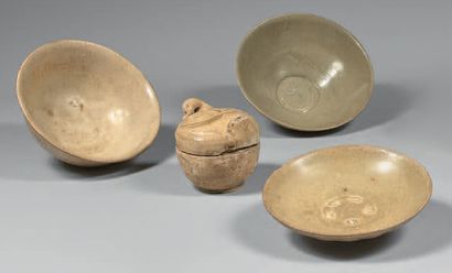 VIETNAM, Tanhoa - XIIe/XIIIe siècle Trois bols et un pot couvert en grès émaillé...
