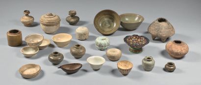 THAÏLANDE - XIIIe au XVe siècle Ensemble comprenant vases, pots, boîtes en grès émaillé...