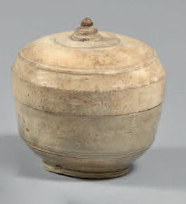 VIETNAM - XIIIe siècle Petit pot couvert et boîte lenticulaire en grès à couverte...