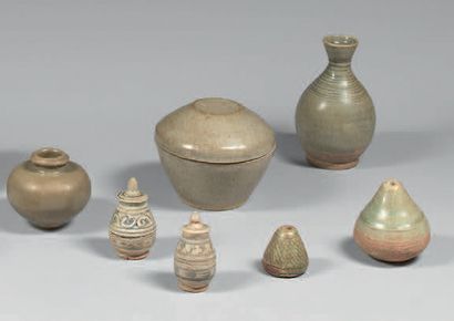 THAILANDE, Sawankalok - XVe siècle Ensemble comprenant deux pots à chaux en grès...
