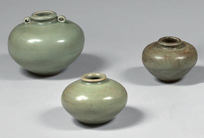 THAILANDE - XVe siècle Trois pots, dont un à deux anses, en grès émaillé céladon.
Hauteur:...