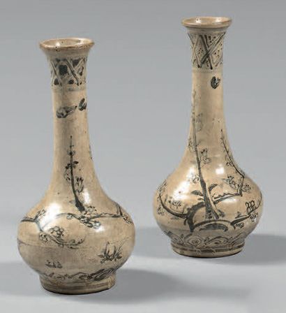 THAILANDE, Sawankalok - XVe siècle Paire de petits vases bouteilles en grès émaillé...