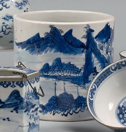 VIETNAM - Fin du XIXe siècle Porte-pinceaux bitong en porcelaine bleu blanc à décor...