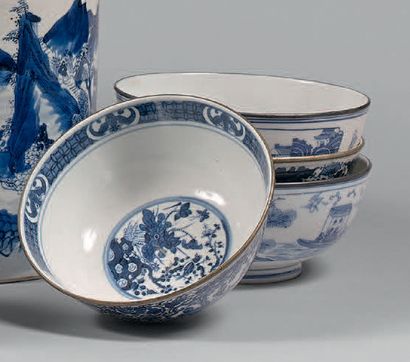 VIETNAM, Hue - Vers 1900 Quatre bols en porcelaine dont une paire, à décor en bleu...