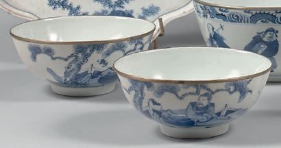 VIETNAM, Hue - XIXe siècle Paire de bols en porcelaine bleu blanc à décor de poème...