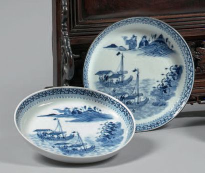 VIETNAM, Hue - XIXe siècle Trois coupelles en porcelaine bleu blanc dont une paire...