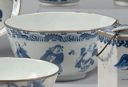 VIETNAM, Hue - Vers 1900 Grand bol en porcelaine bleu-blanc à décor des huit immortels...