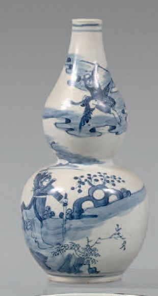 VIETNAM, Hue - Vers 1900 Vase double gourde en porcelaine bleu blanc à décor de guerriers.
Hauteur:...